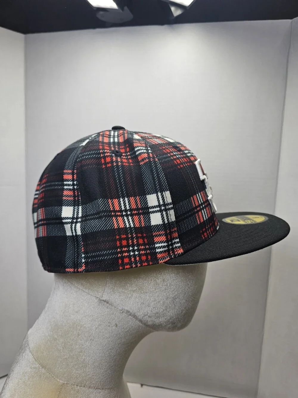 New Era Cincinnati Bengals 59FIFTY Plaid Fitted Hat Size 8 NFL Black Red
